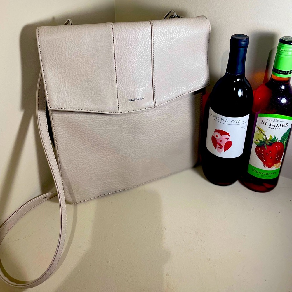 😍😍Matt & Nat Hamel Dwell Leather Crossbody Bag! Has signs of normal wear:tear.